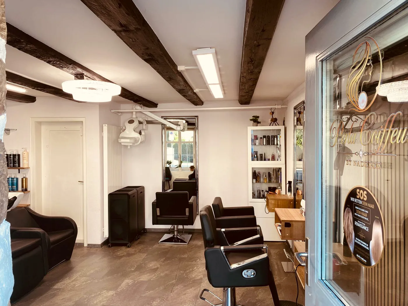 Blick in den Salon mit Balkendecke